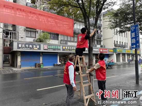 工作人员在整治人居环境。新市镇供图